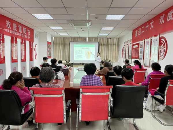 成宏口腔醫(yī)院公益行丨走進銀行、社區(qū)，科普講座＋義診，我們一直在行動！